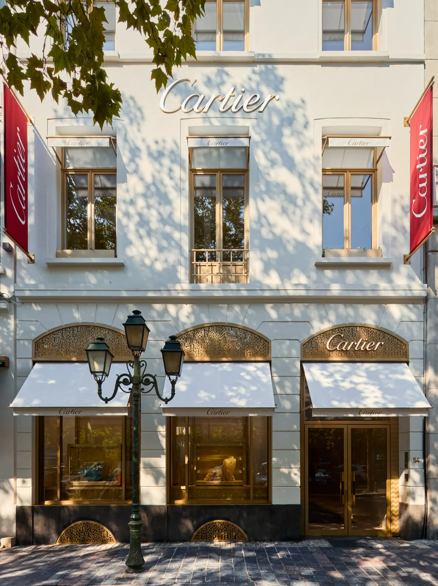 Façade de la boutique de Bruxelles, pour laquelle l’atelier Cocoroca a réalisé une double porte en vitrail