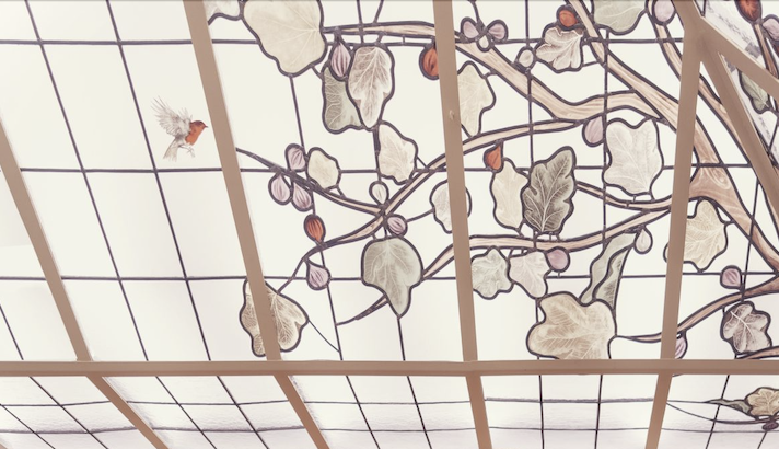 Verrière en vitrail créee par l'atelier Cocoroca pour le restaurant Gruppomimo à Paris
