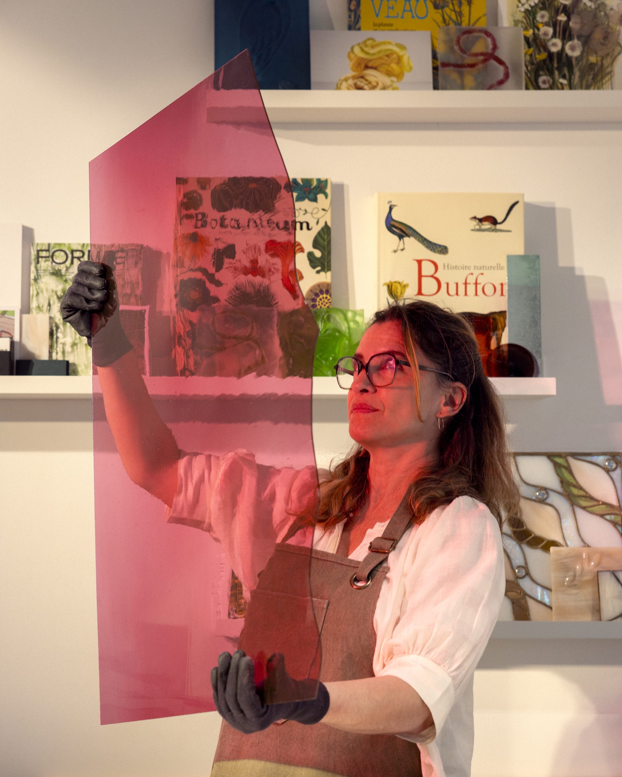 Raphaëlle Collette dans son atelier de vitrail