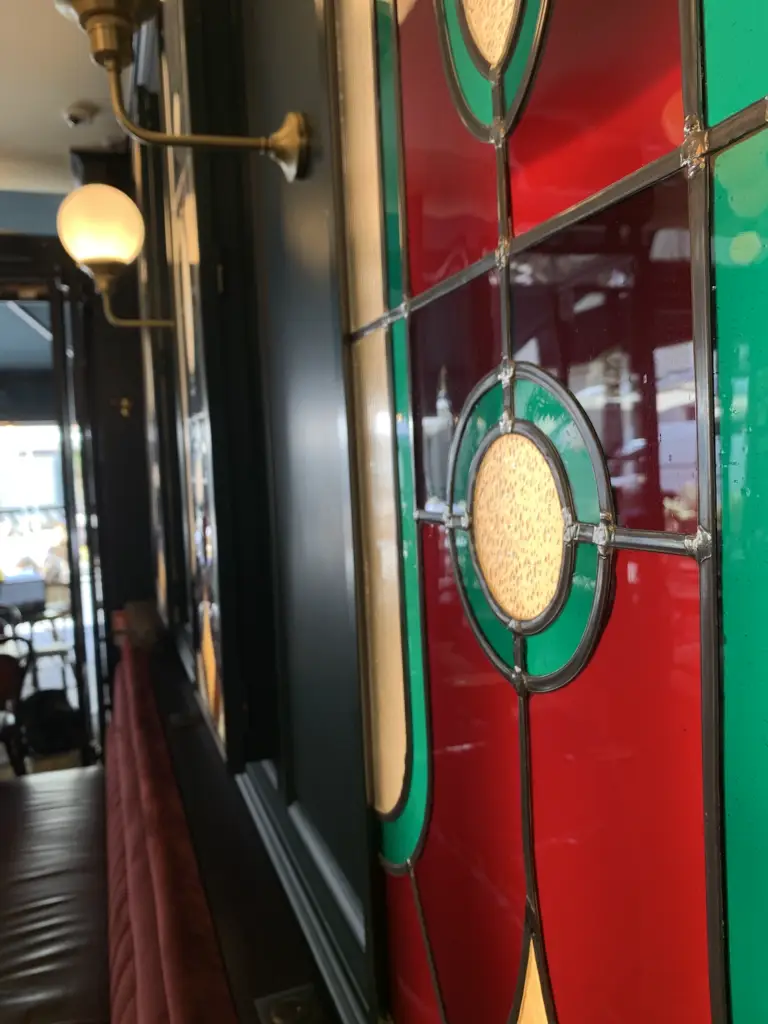 Vitrail Art Déco rétroéclairé du restaurant L’Abordage à Paris