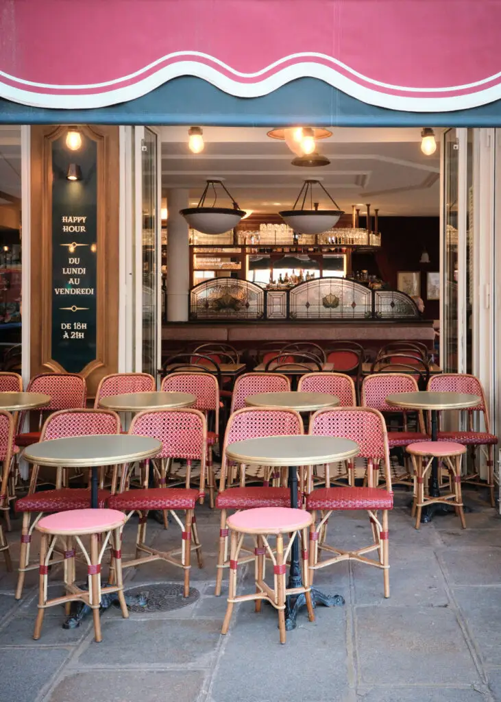 Création de vitraux décoratifs pour un café à Paris