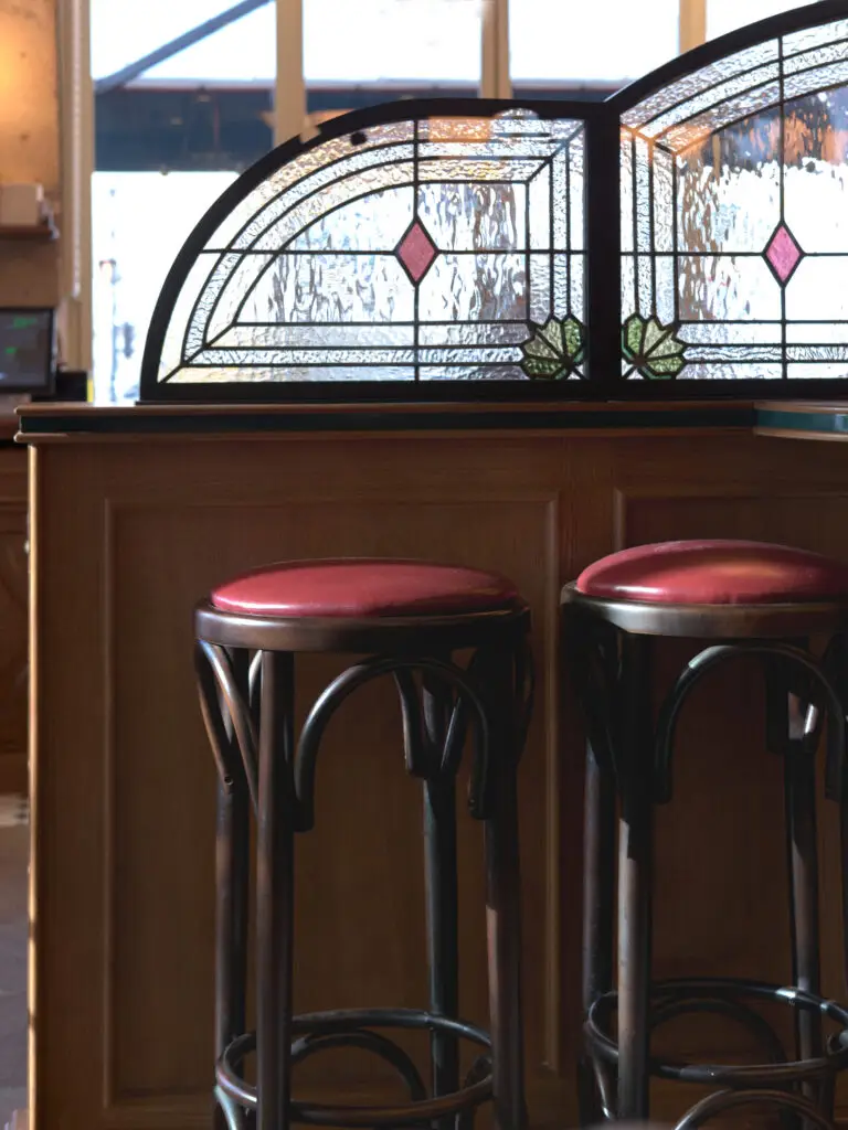 Détail d’un vitrail artisanal du Café de la Mairie à Paris
