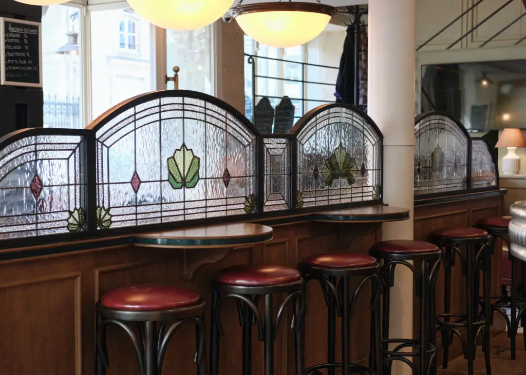 Vitraux sur mesure créés pour le Café de la Mairie à Paris