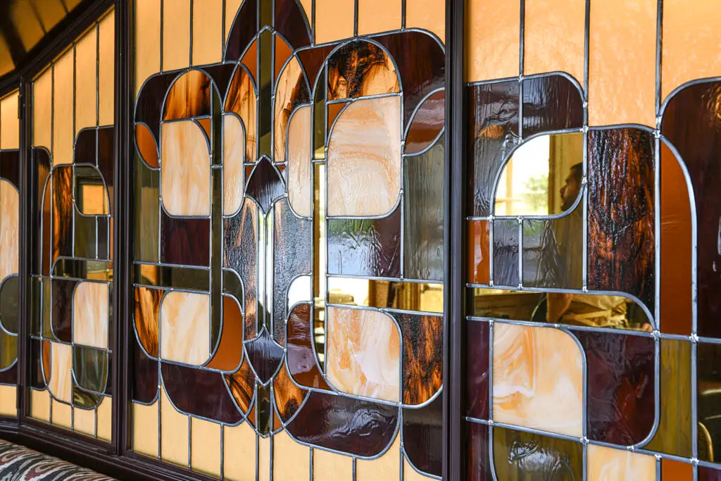 Création de vitrail contemporain pour une brasserie à Paris