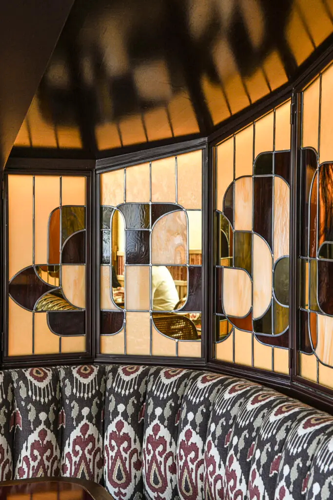 Détail de verres colorés d’un vitrail réalisé sur mesure à Paris