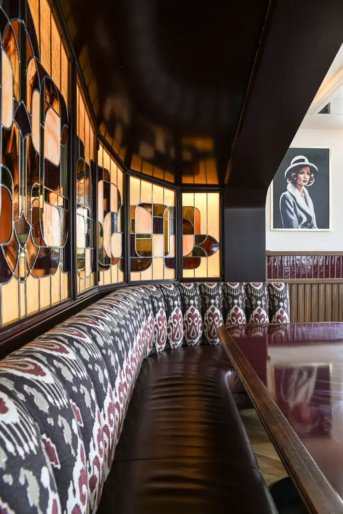 Vitrail intégré à l’aménagement intérieur de Monsieur Maillot à Paris