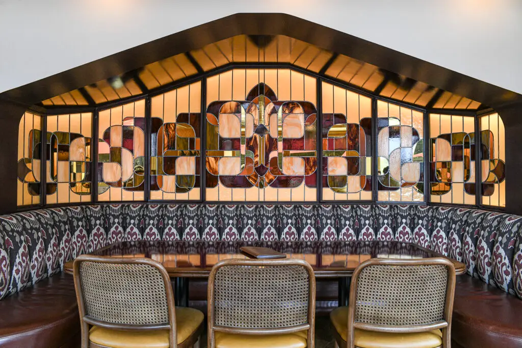 Vitrail sur mesure pour la brasserie Monsieur Maillot, Porte Maillot à Paris