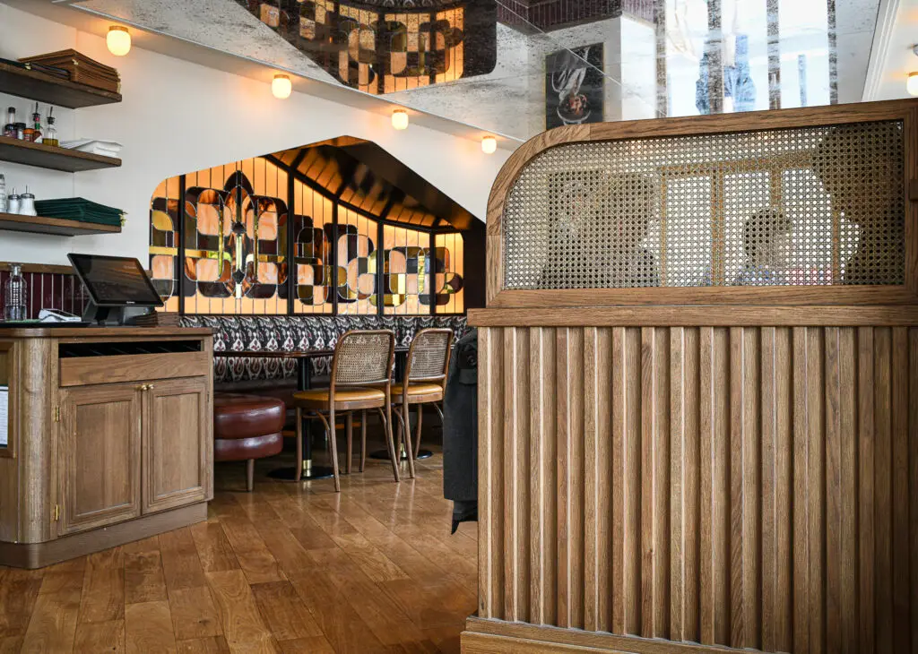 Vitrail décoratif sur mesure dans la brasserie Monsieur Maillot à Paris