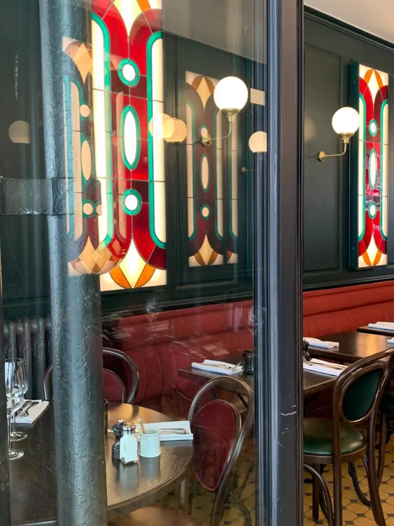 Création de vitraux sur mesure pour L’Abordage à Paris