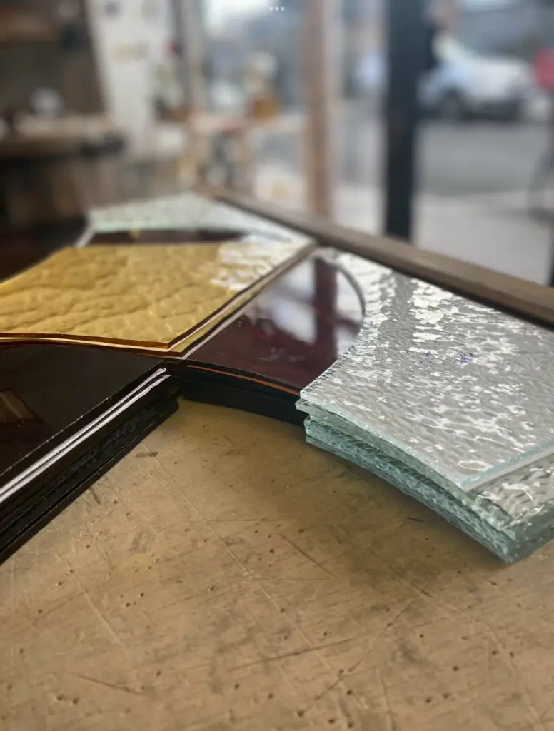 Détail des verres d’un vitrail sur mesure à L’Abordage Paris