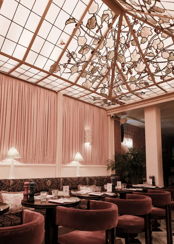 Verrière en vitrail végétal sur mesure dans le restaurant Grupomimo à Paris