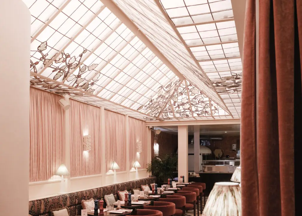 Verrière en vitrail intégrée à l’architecture intérieure du restaurant Grupomimo Paris