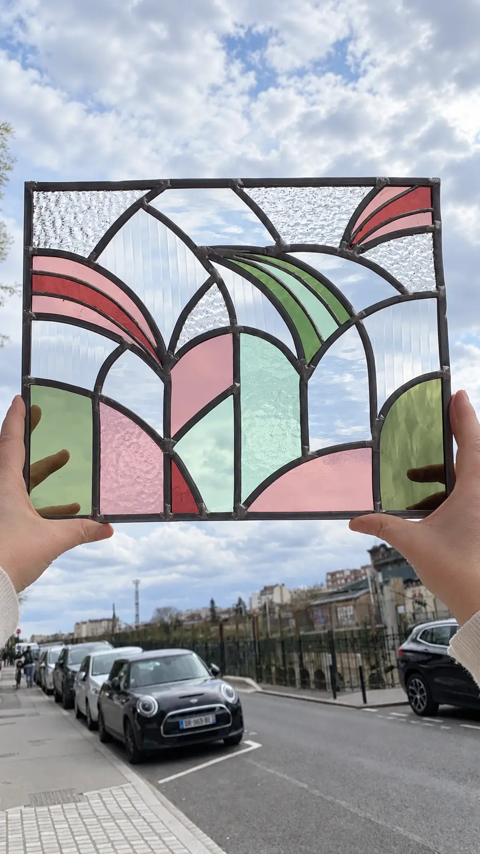 Vitrail géométrique d’inspiration Art déco en verre rose, vert et incolore texturé