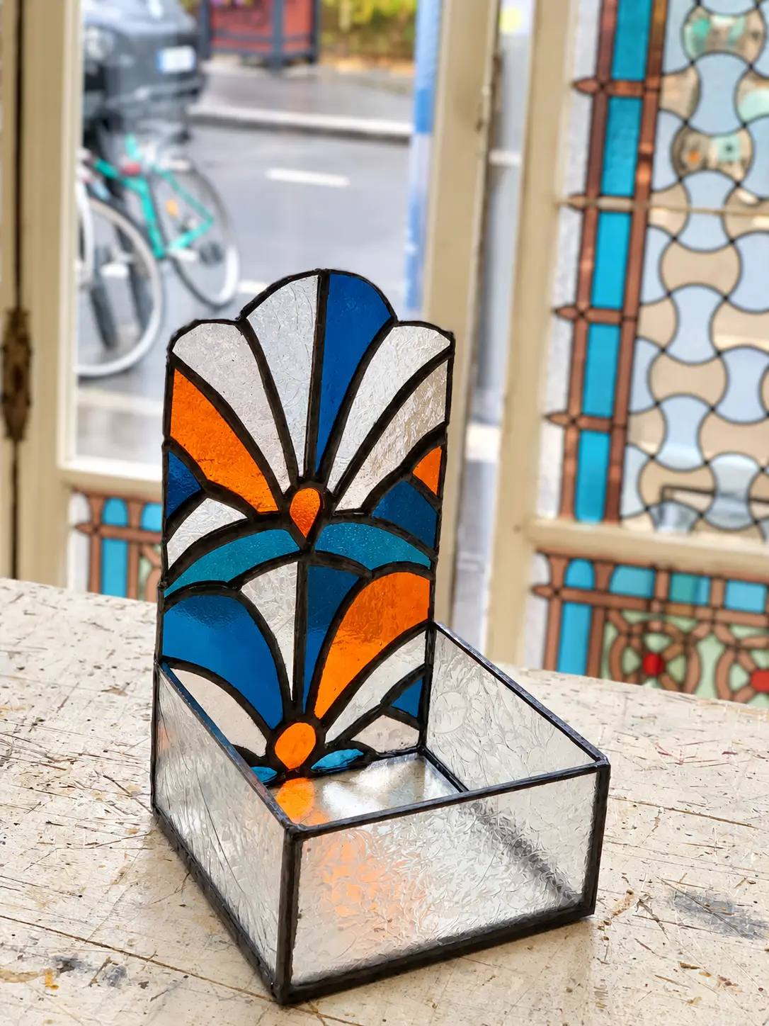 Objet en vitrail Tiffany bleu, orange et incolore réalisé pendant un cours de vitrail
