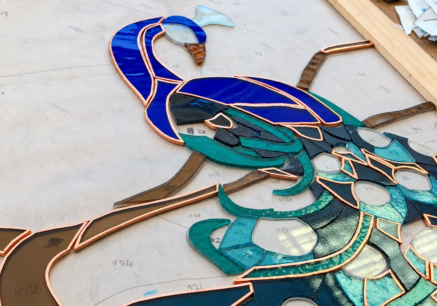 ièces de verre serties de cuivre pendant un stage de vitrail Tiffany à l’Atelier Cocoroca